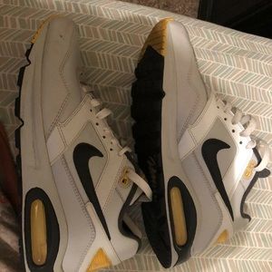 Nike Air max Live Strong women’s tennis shoes.